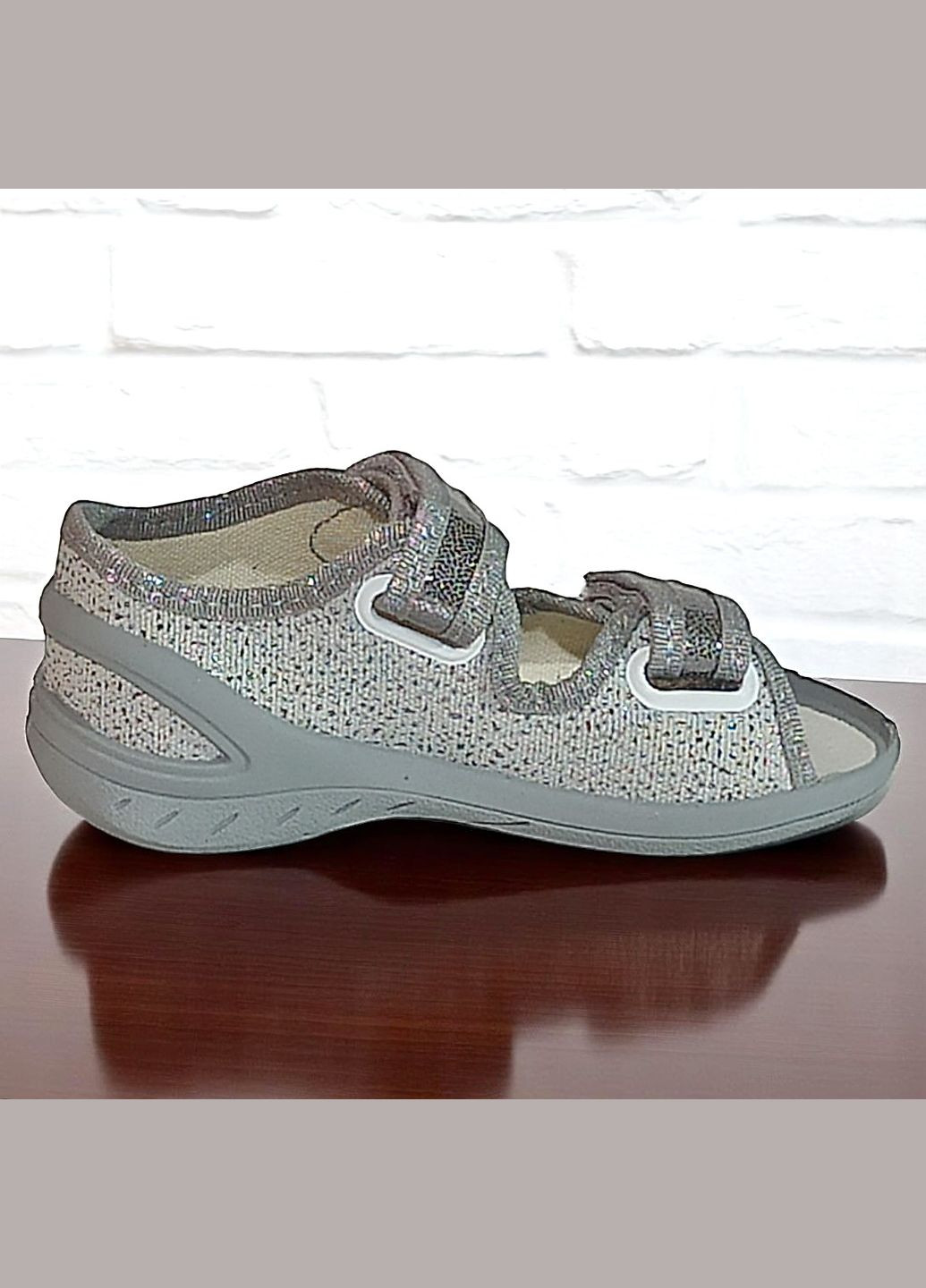 Серебряные ортопедические открытые тапочки в садик на липучках для девочки валди Waldi