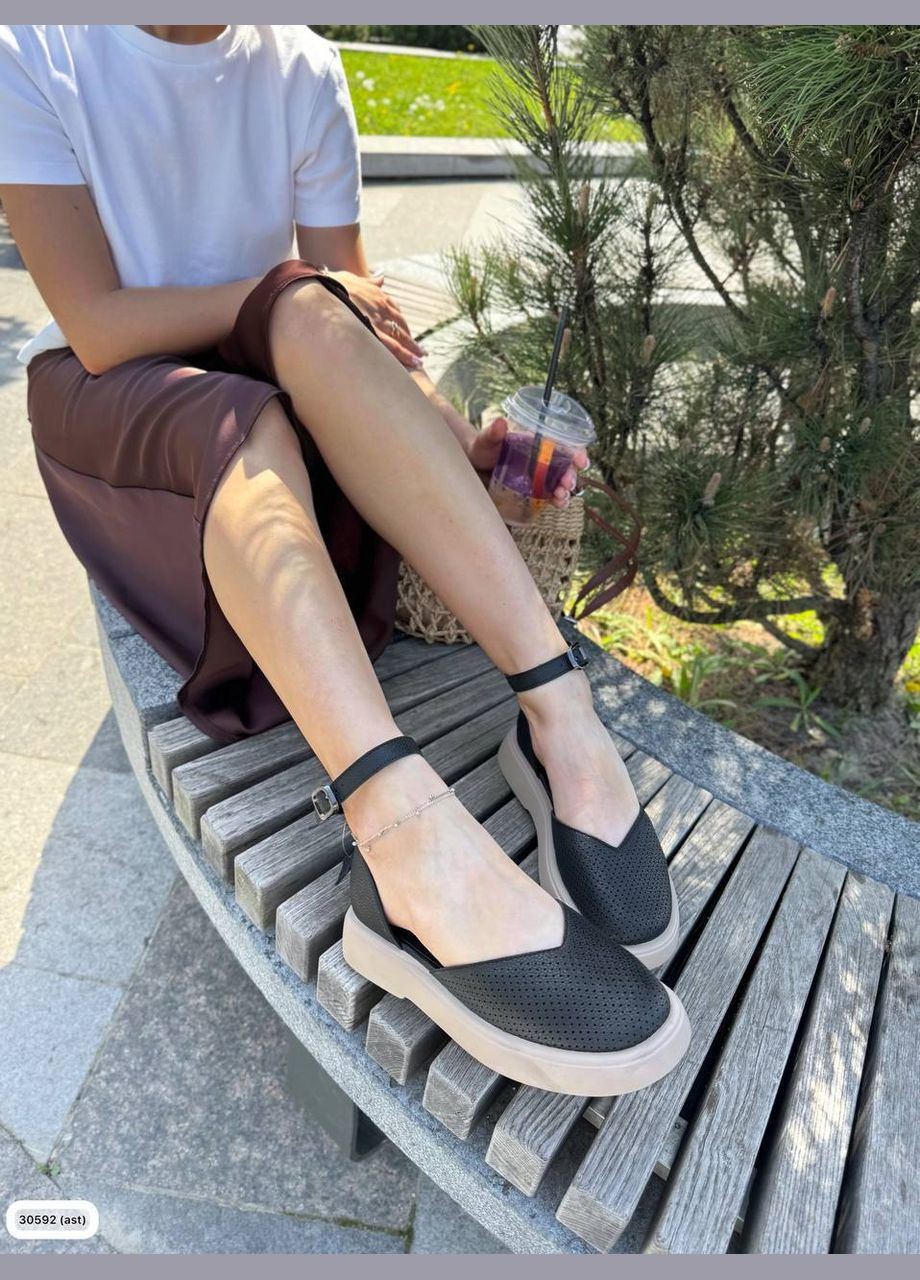 Жіночі стильні закриті босоніжки на платформі з перфорацією чорна шкіра No Brand (332988373)