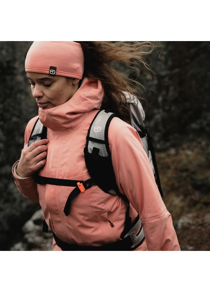 Фиолетовая демисезонная куртка seceda 3l jacket wmn wild berry (m508829) Ortovox Seceda 3L Jacket Wmn wild berry - M - фіолетовий