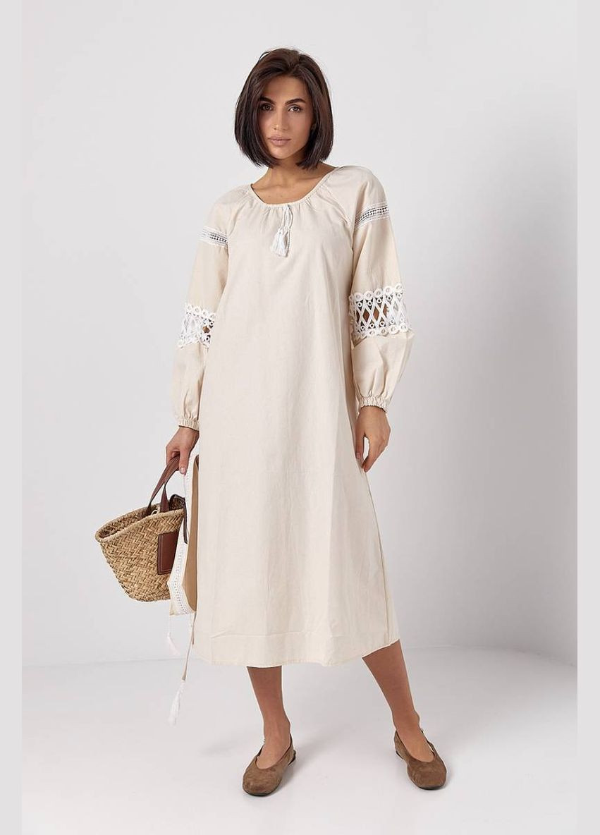 Бежева святковий сукня зі вставками макраме на поясі та рукавах Lurex