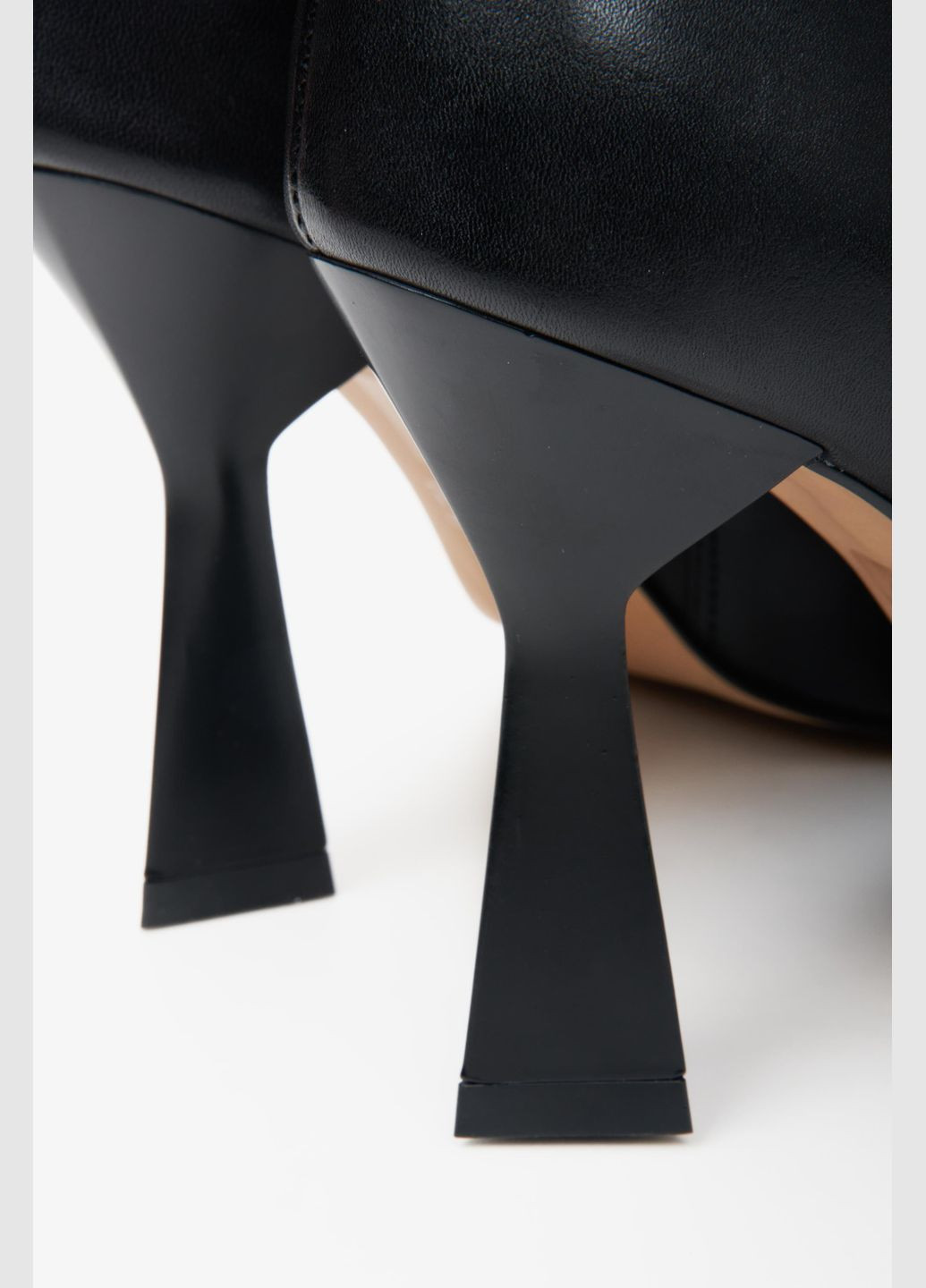 Черные демисезонная ботильоны, цвет черный Estro