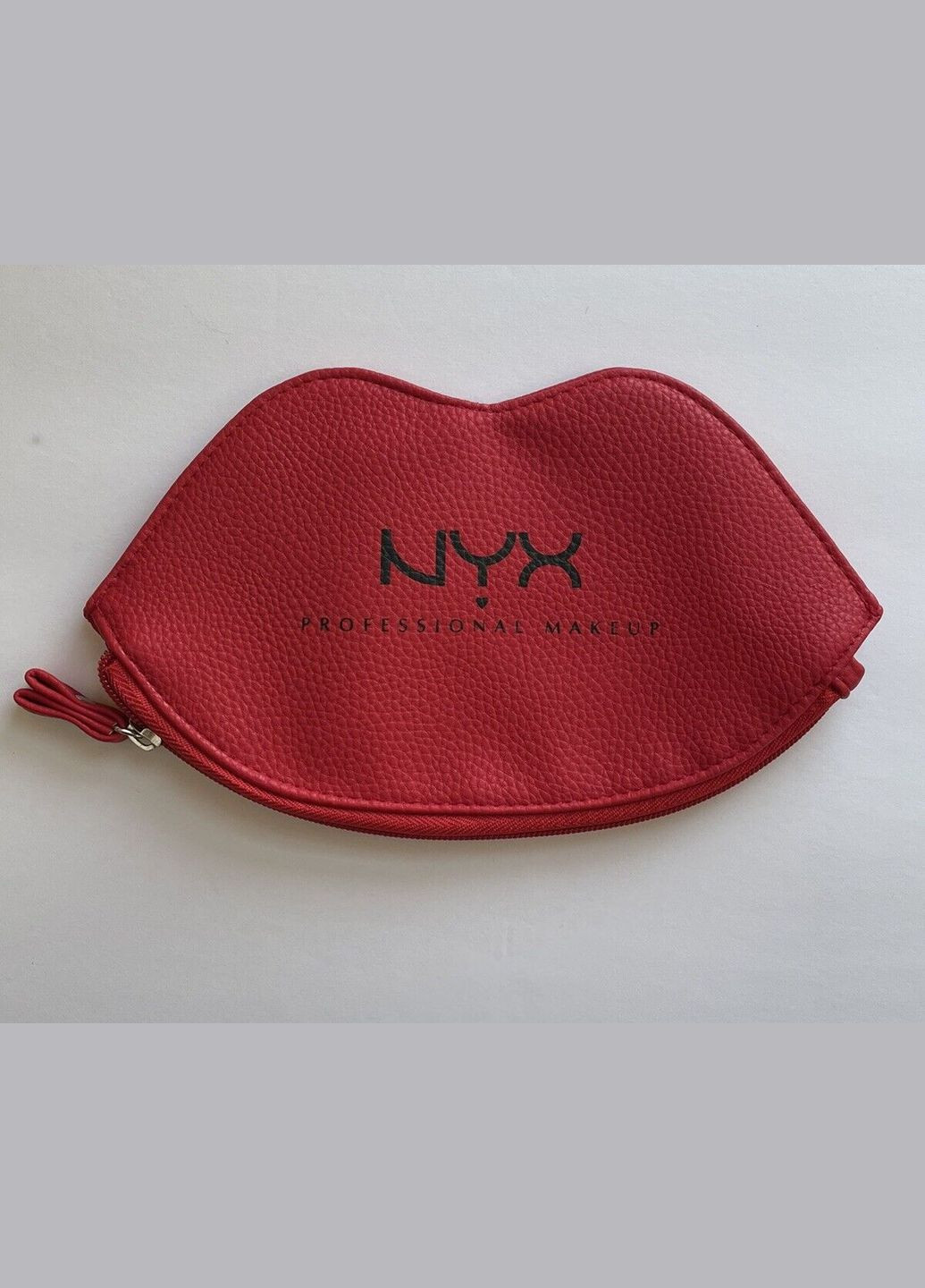 Косметичка Lip Shaped червона NYX Professional Makeup (280266063)