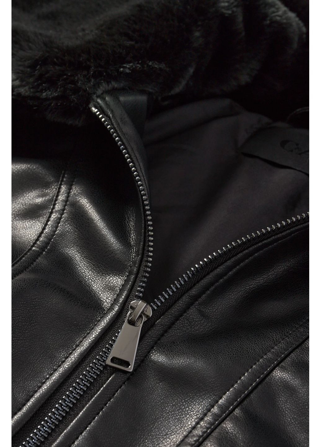 Чорна демісезонна куртка з еко шкіри C&A