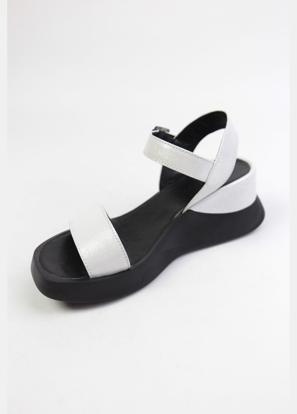 Белые босоножки Benito без застежки