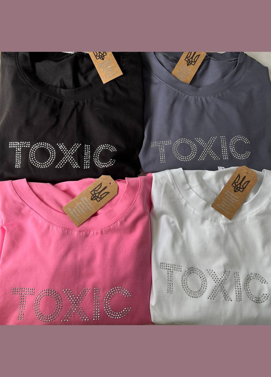 Серая всесезон серая качественная футболка из турецкого кулира в универсальном размере 42-46, однотонная футболка с надписью "toxic" из страз No Brand 088-2
