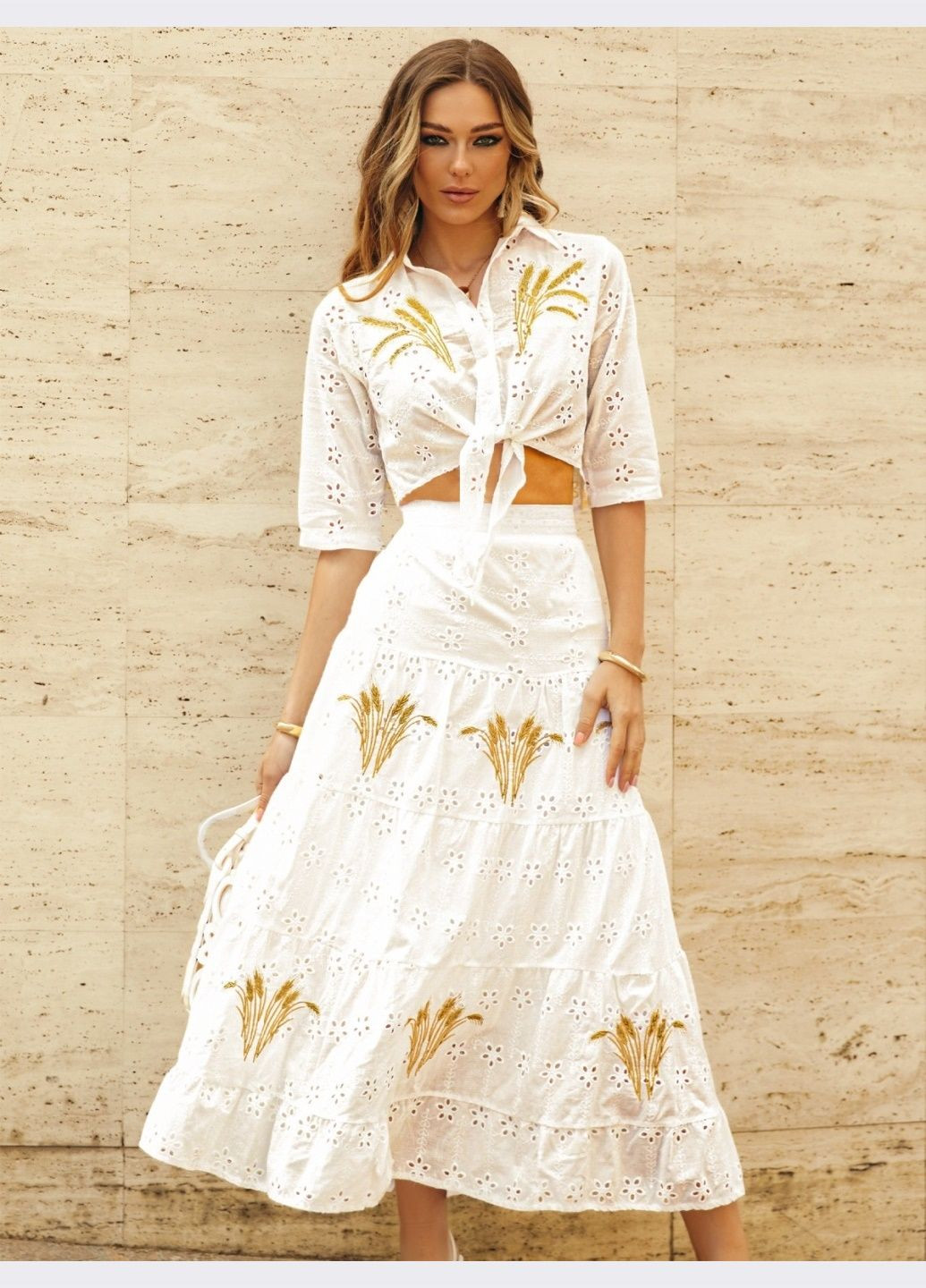 костюм білого кольору з вишивкою Dressa (296261665)