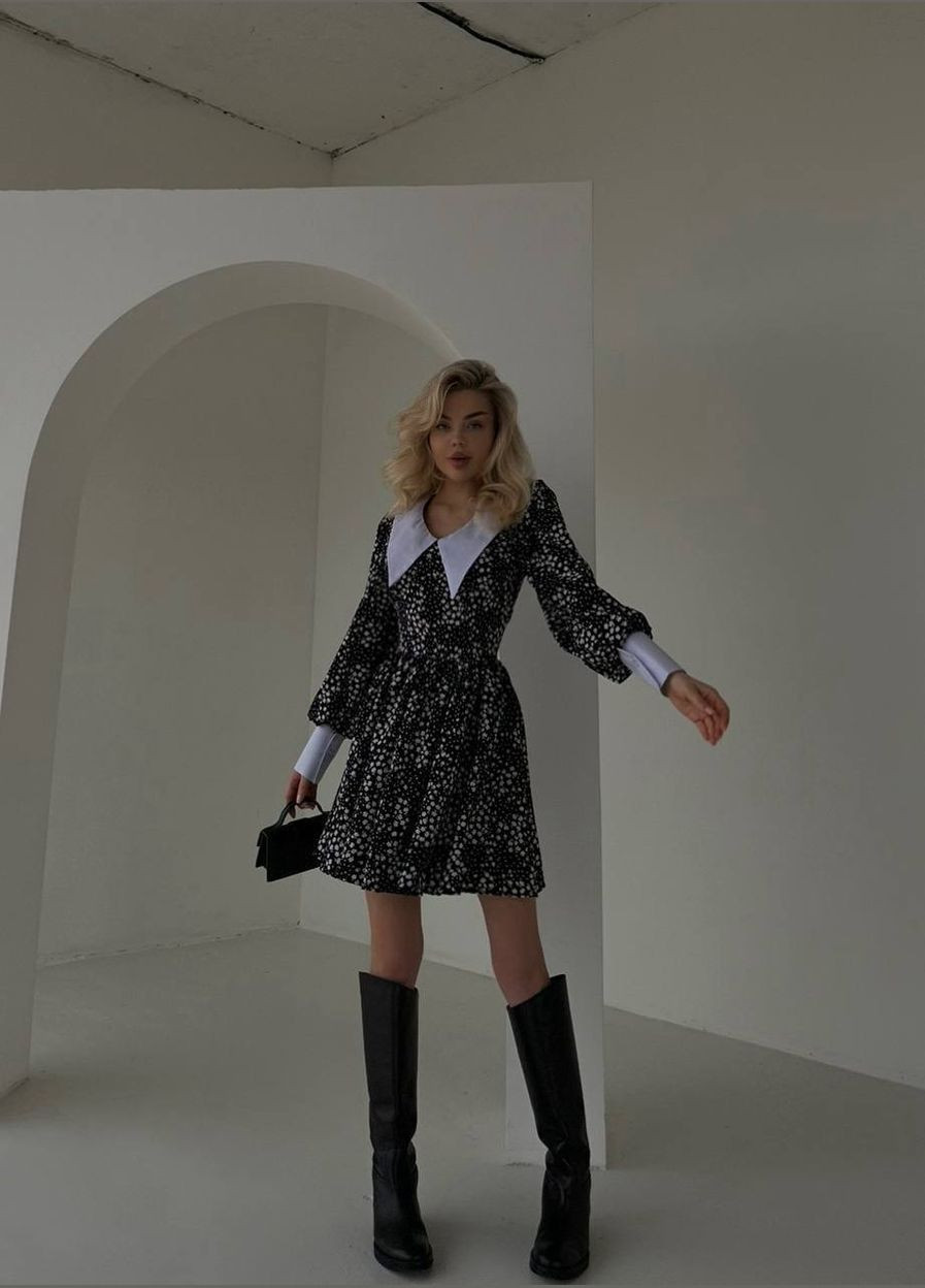 Чорна повсякденний сукня в квітковий принт з білим коміром кльош Adelante з квітковим принтом