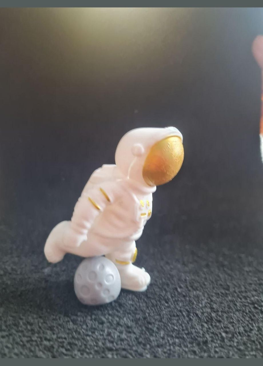 Статуэтка Астронавт. Фигурка для интерьера. Космонавт с луной Декор Астронавт No Brand (372083553)