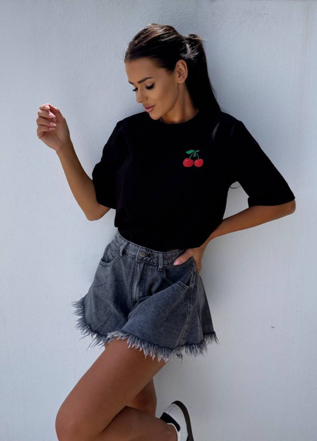 Базовая повседневная оверсайз футболка с накатом в виде вишни и рукавами до локтя. Tik-Tak - (323164533)