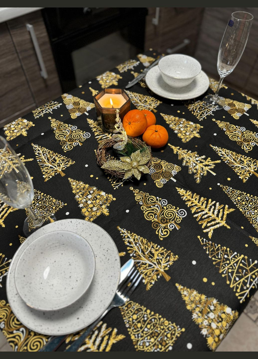Скатертина Новорічна Ялинки з Тефлоновим покриттям бавовняна Вологовідштовхувальна 110х140 см Чорна No Brand (304984791)
