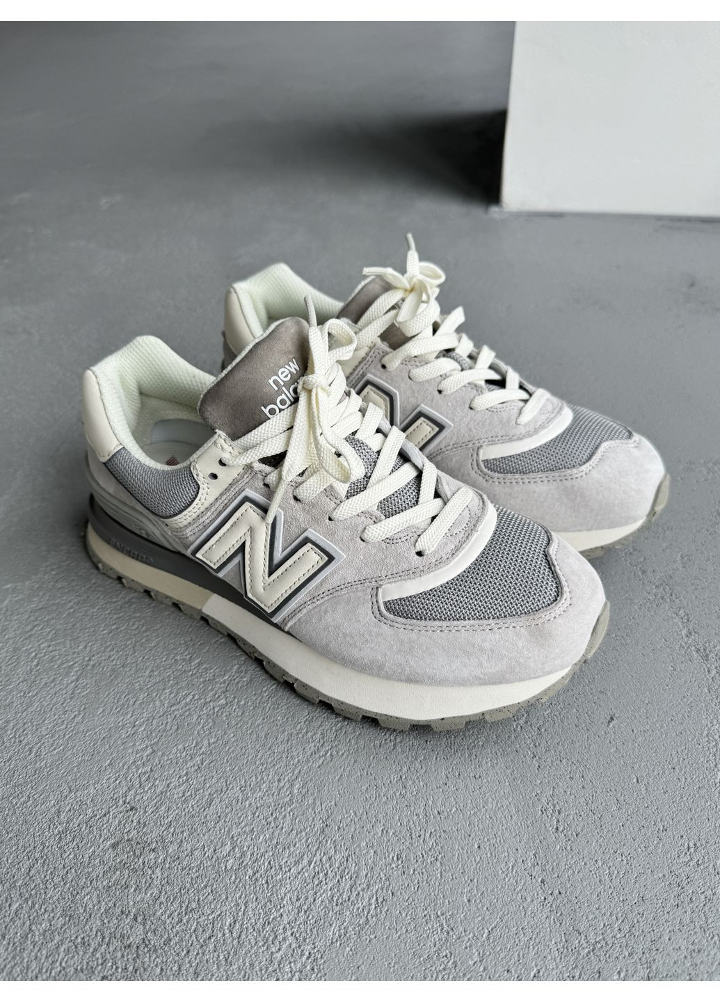 Серые демисезонные кроссовки мужские new balance 574 legacy grey / beige logo нью беланс 574 No Brand