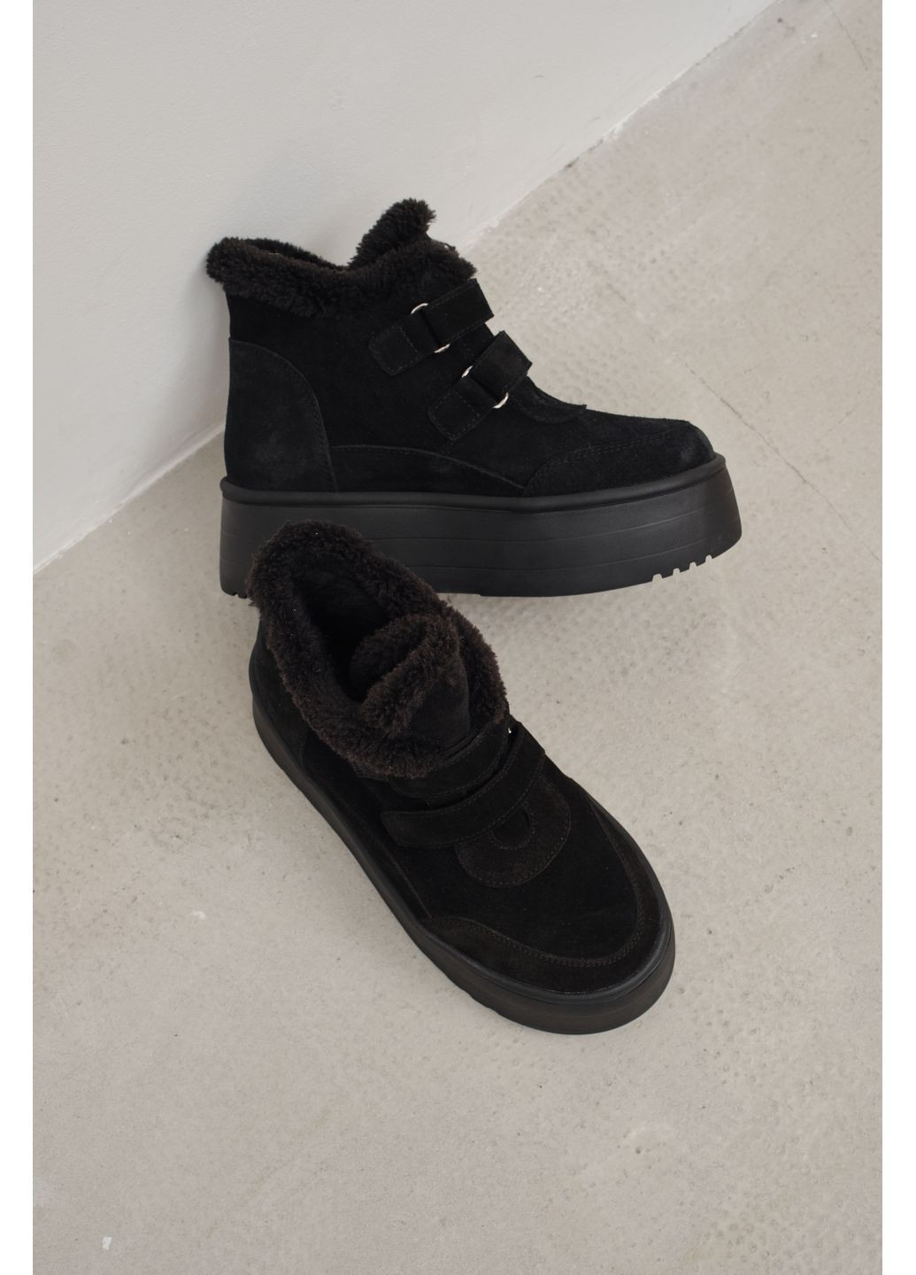 Зимние женские зимние замшевые ботинки чёрного цвета с мехом на высокой подошве и двумя липучками (отшив 3 дня) Paradize из натуральной замши
