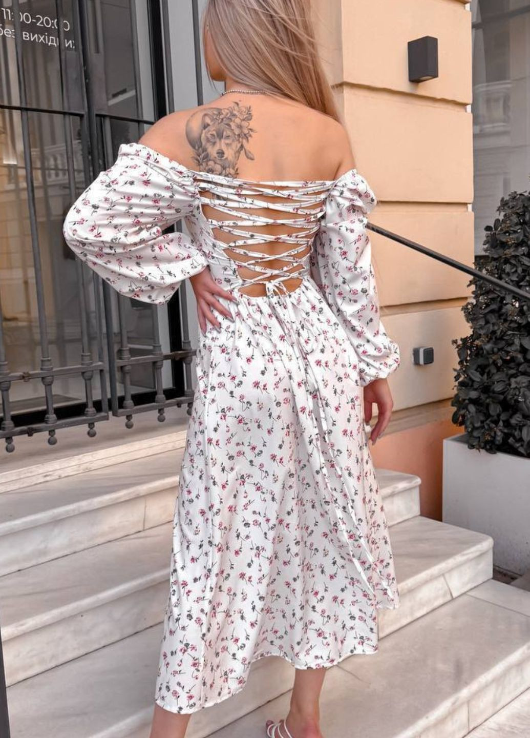 Белое повседневный платье-миди с открытой спинкой на шнуровке с открытыми плечами Україна с цветочным принтом