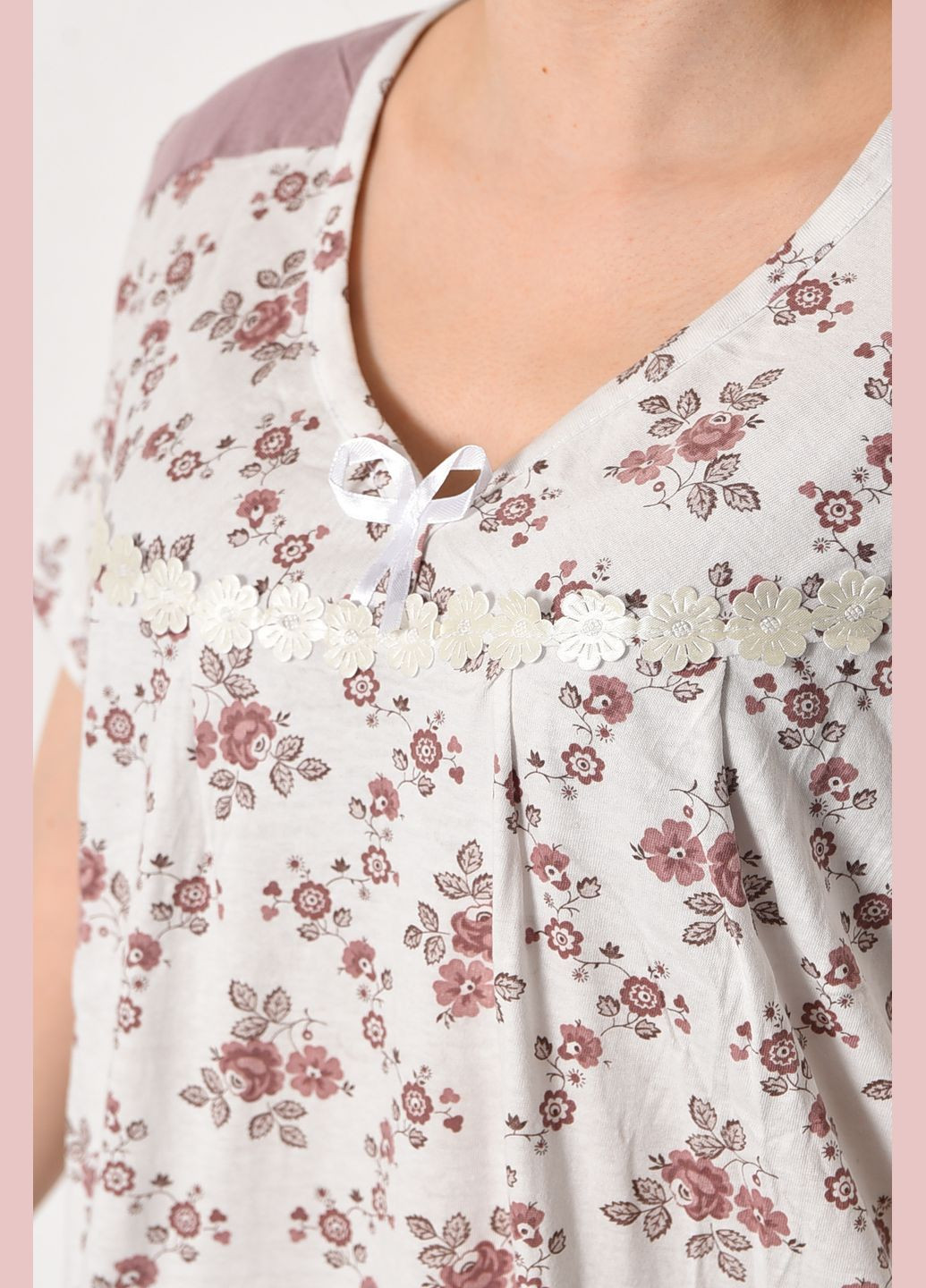 Ночная рубашка женская батальная белого цвета с цветочным принтом Let's Shop (289456828)