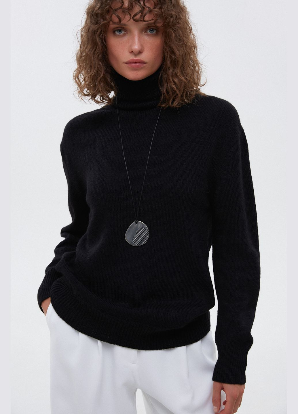 Чорний демісезонний светр, колір чорний Estro