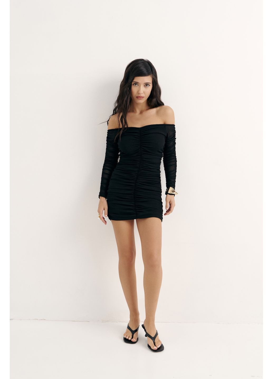 Чорна святковий, коктейльна, вечірня міні-сукня з драпіруванням та відкритими плечима чорний Queenfluence