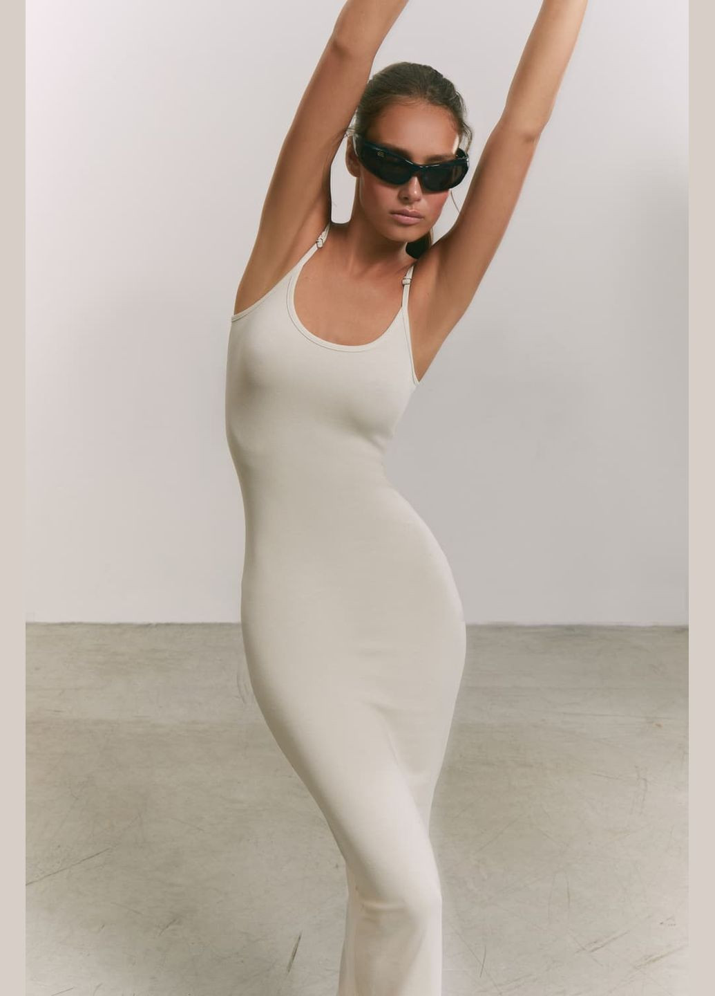 Светло-бежевое платье приталенное макси l base серый 621 Papaya