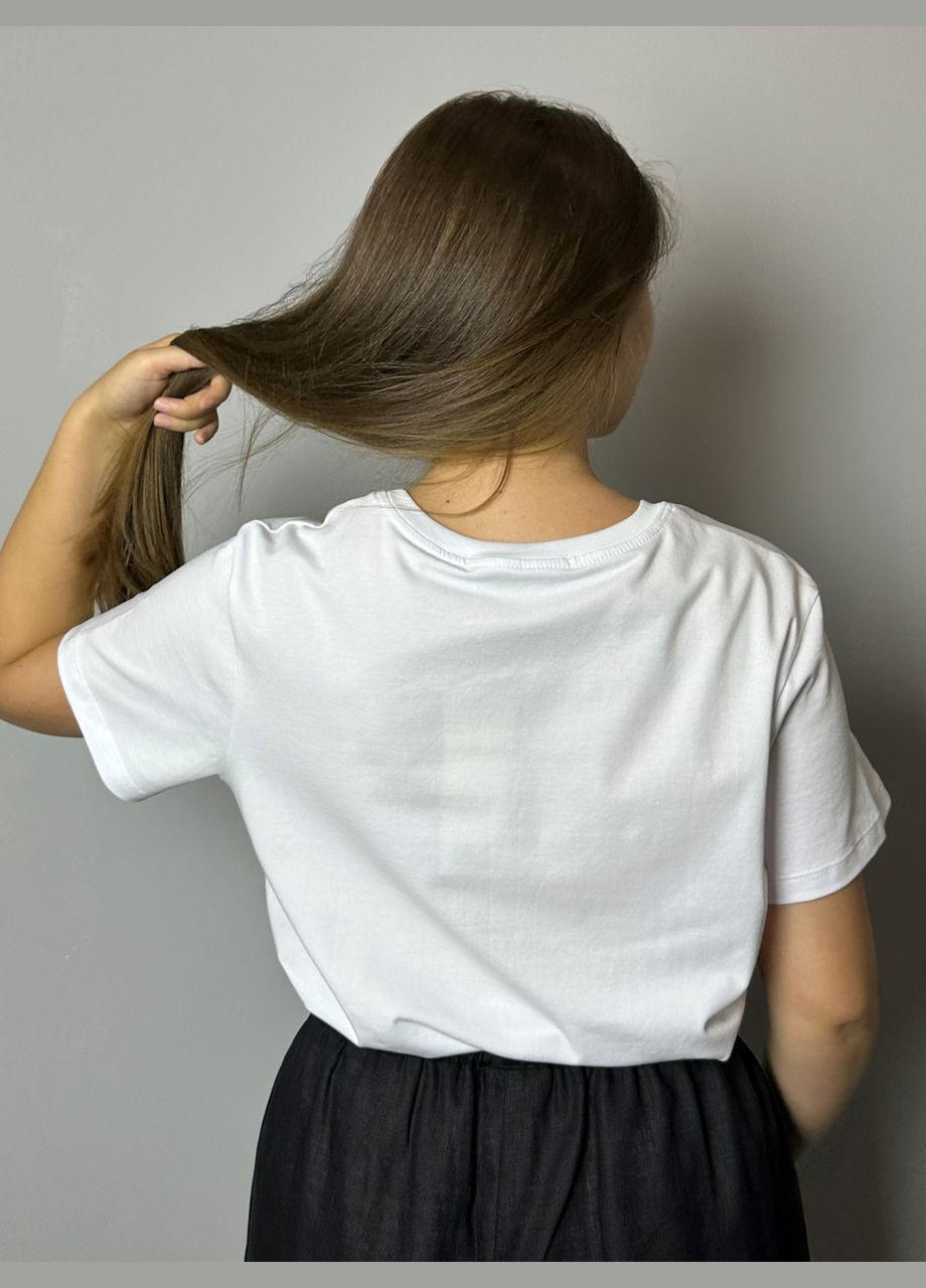 Белая всесезон женская летняя футболка с 3d аппликацией подиум белая mknk404133-1 Modna KAZKA