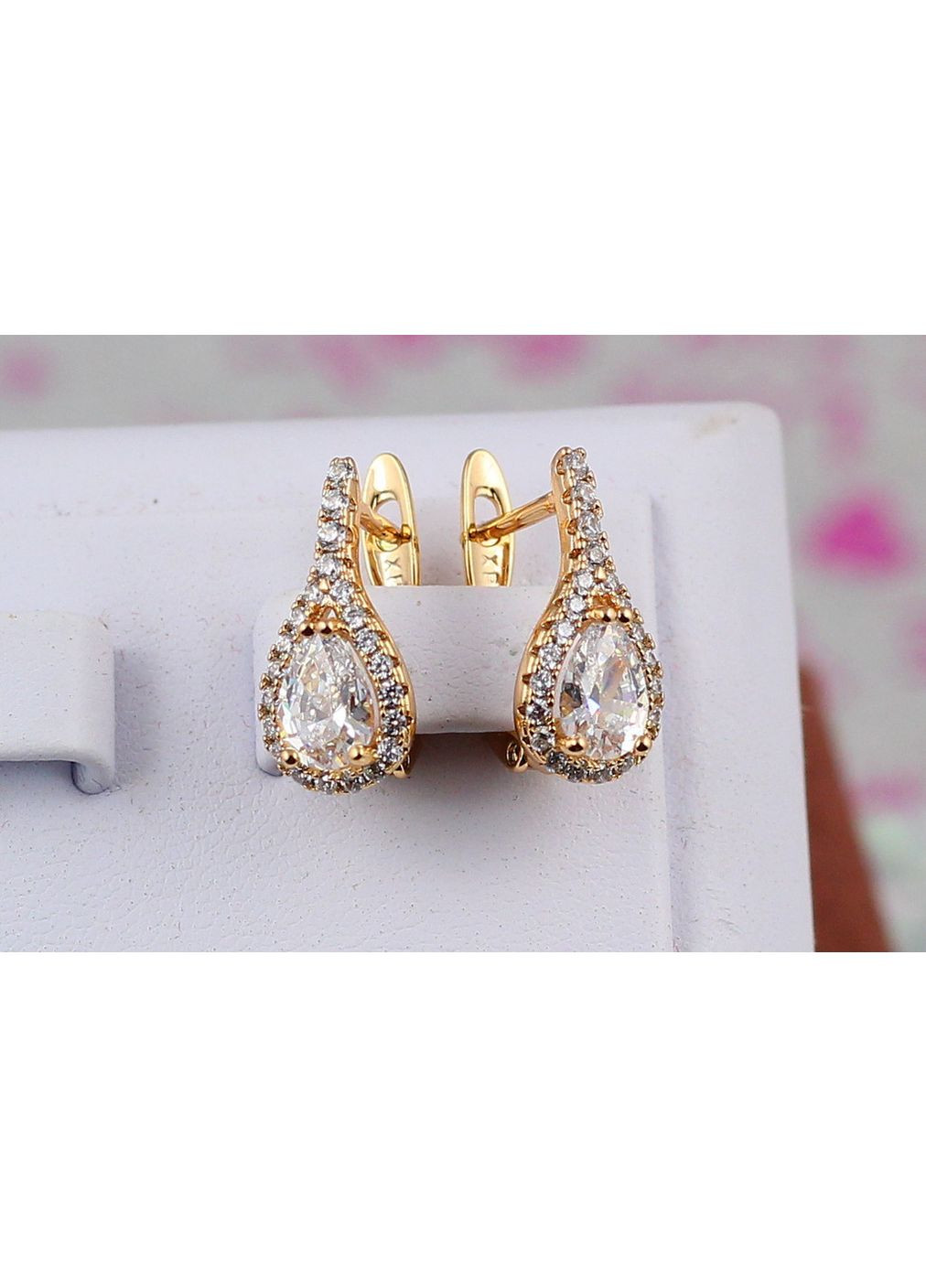 Сережки маленька біла крапля в обідку з камінців 1.7 см золотисті love-shopping Xuping Jewelry (354659299)