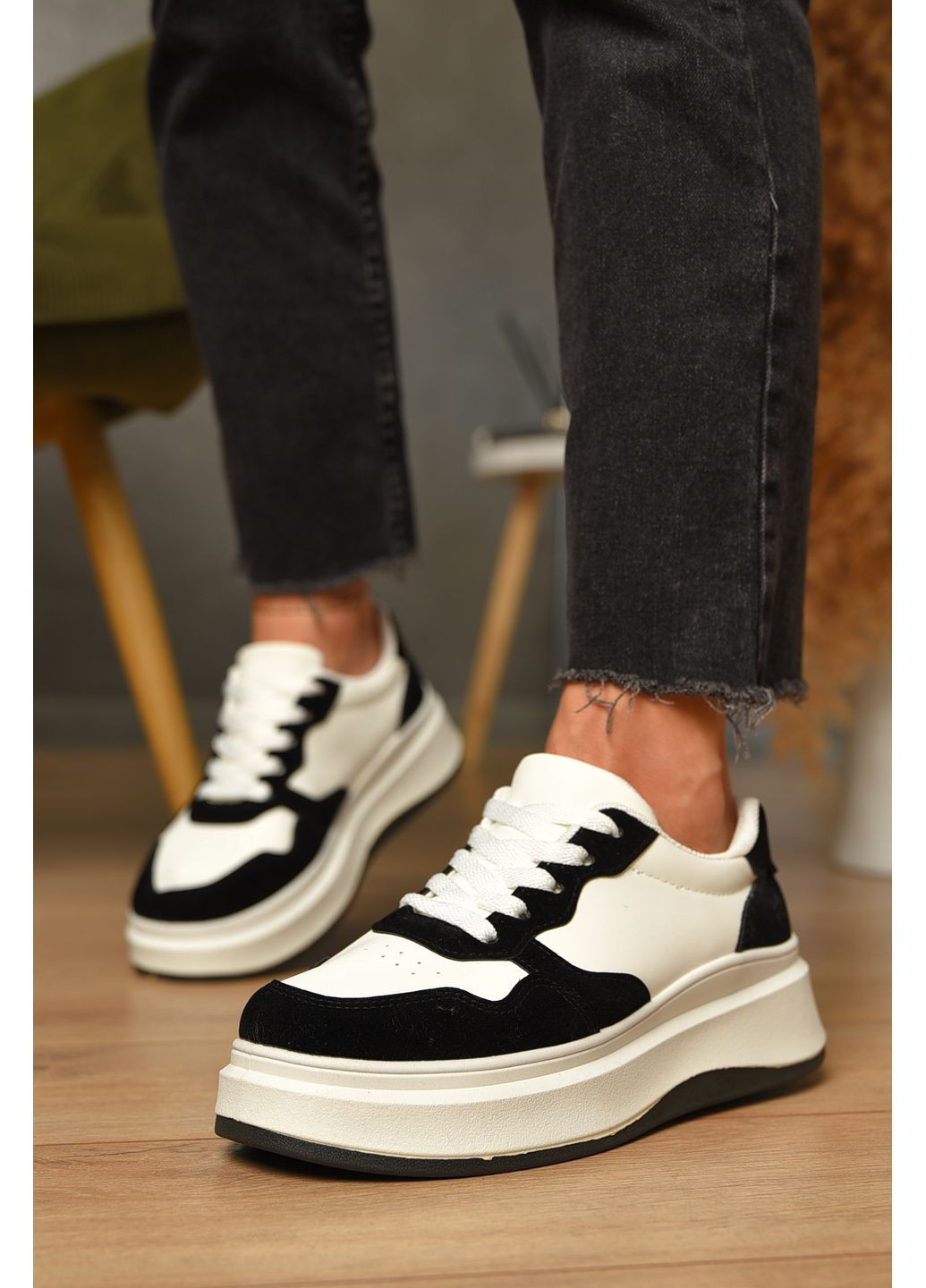 Кроссовки женские черно-белого цвета на шнуровке Let's Shop чёрно-белые демисезоны (361400535)