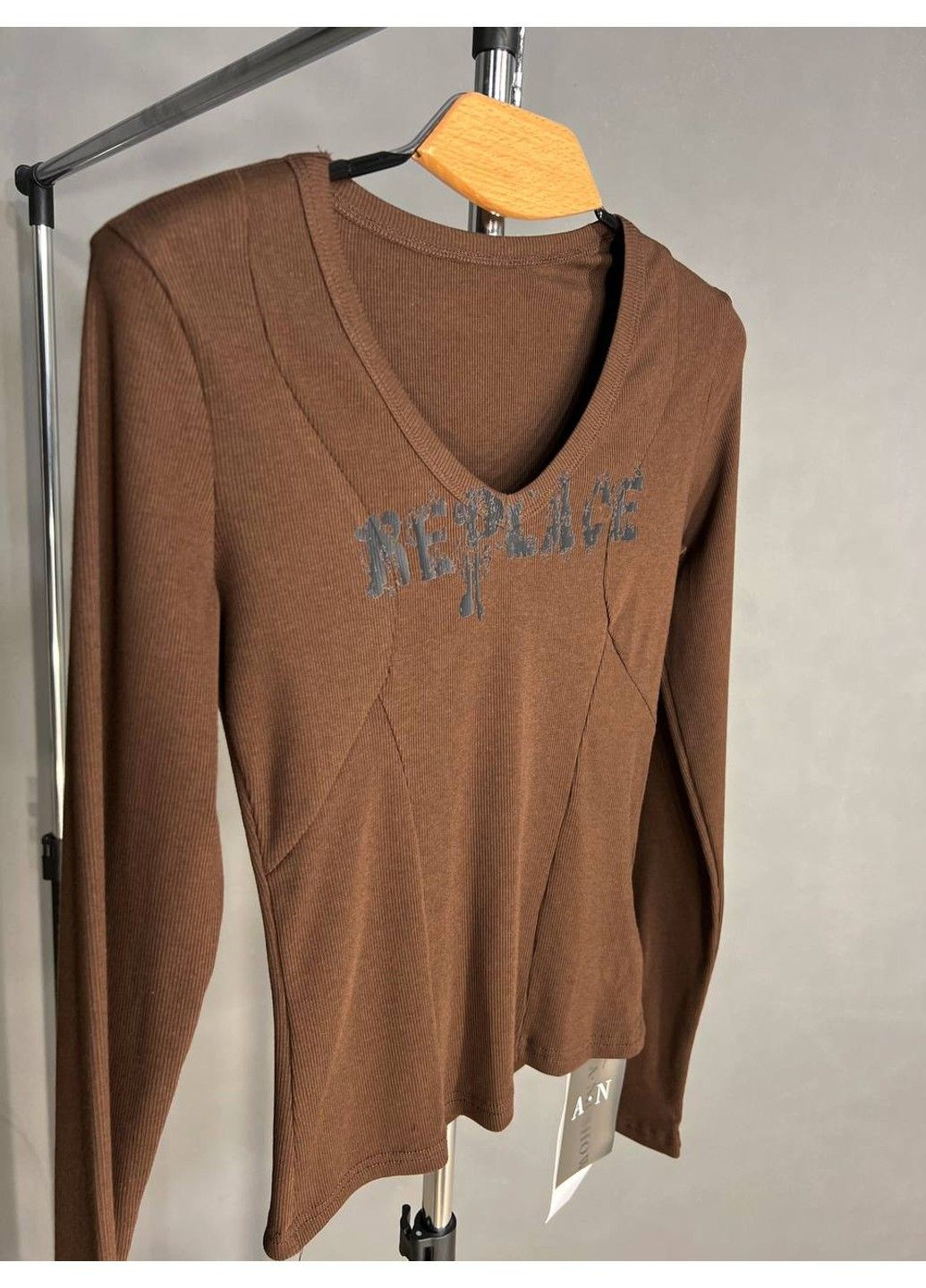 Лонгслів жіночий A-N 25079 рубчик реглан v-виріз з написом принт корсетні шви one size No Brand (317226796)