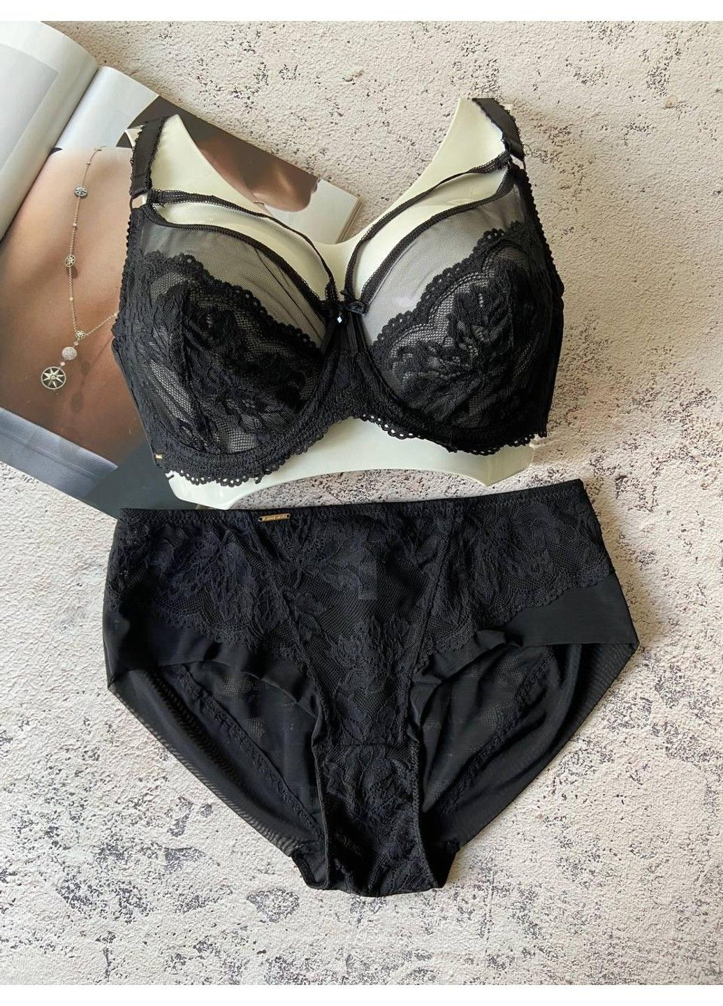 Чорний жіноча чорна білизна комплект на чашку d з портупеєю Lanny Mode