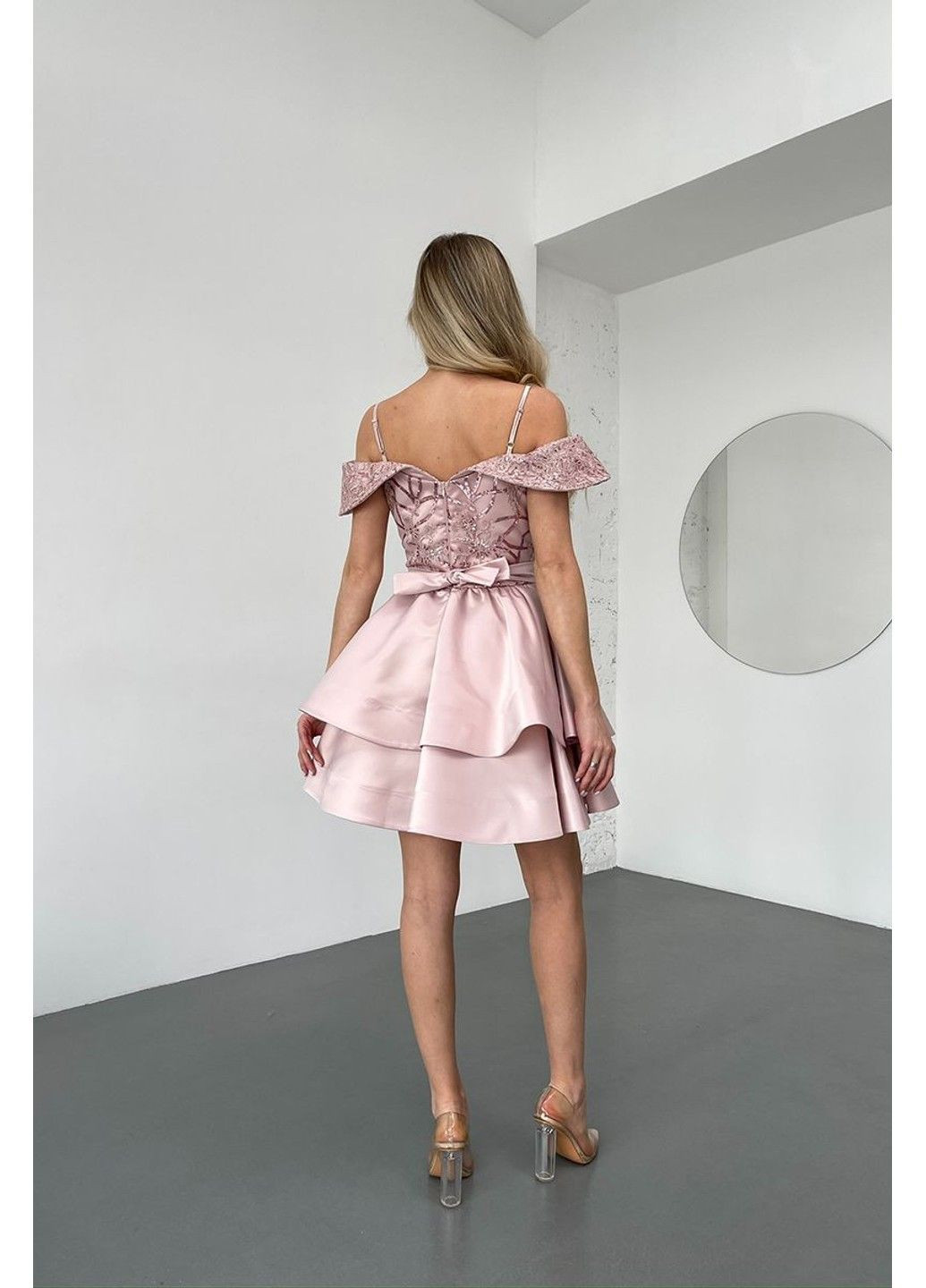 Рожева святковий, коктейльна, вечірня коктейльна сукня атлас паєтка відкриті плечі 25023 рожева Tanita-Romario