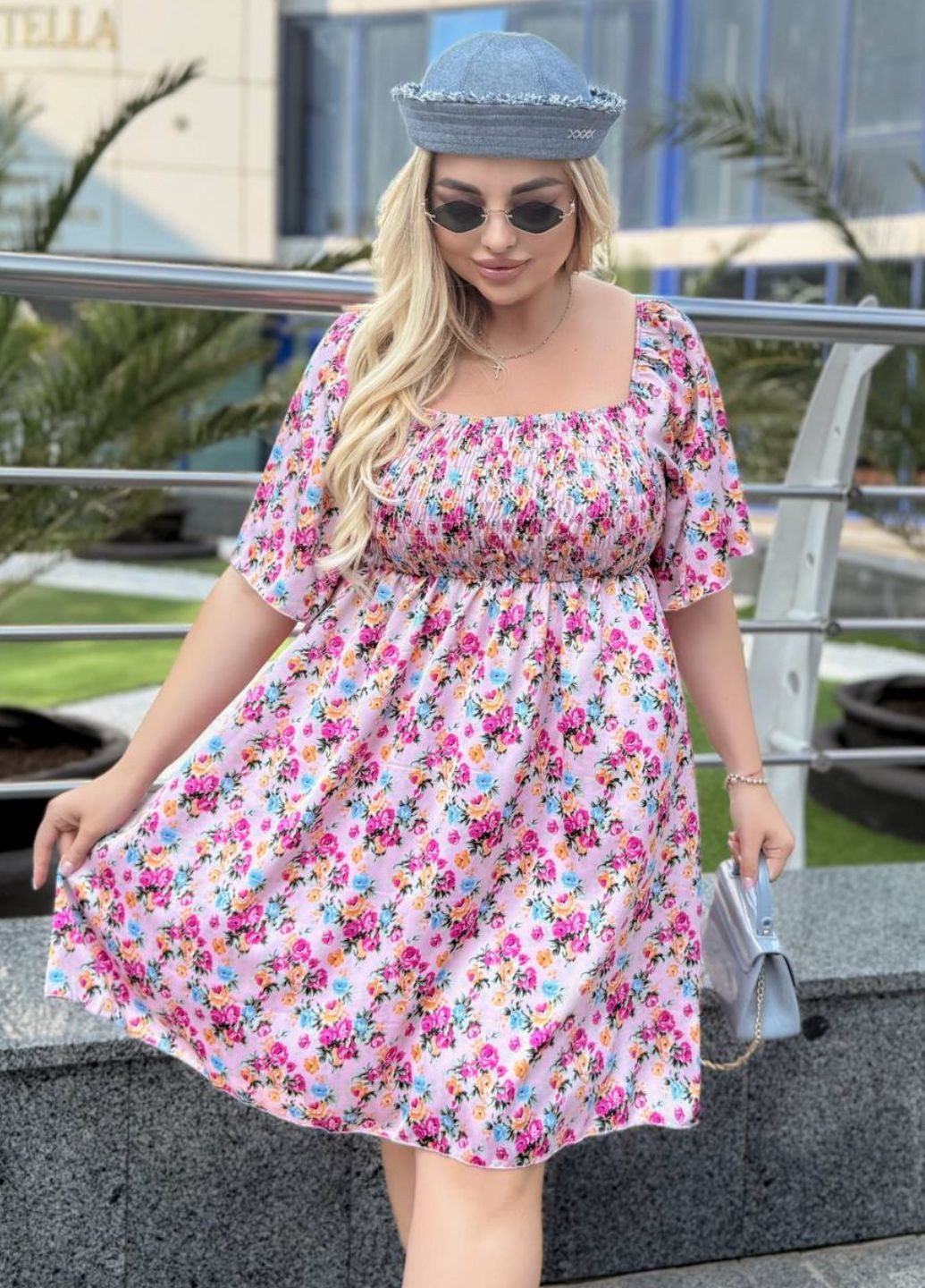 Пудрова повсякденний вишукана легка літня міді сукня з рукавами до ліктя та резинкою позаду Україна з квітковим принтом