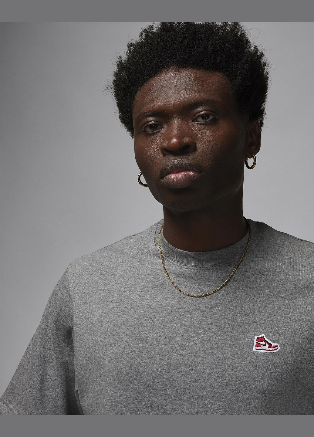 Серая футболка мужская brand snkr ptch ss crew fn5982-091 серая Jordan