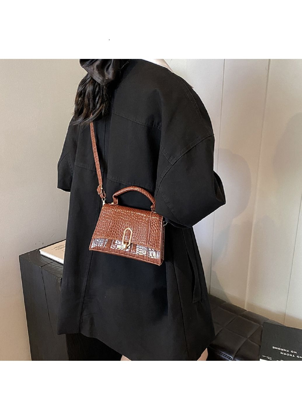 Жіноча сумка кросбоді через плече з екошкіри з клапаном тиснення під рептилію RoyalBag P2-17068985 (331879758)