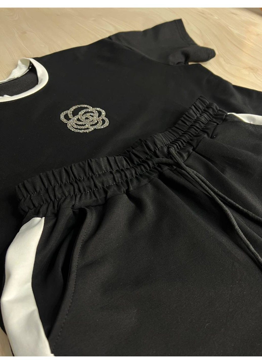 Костюм жіночий 385 футболка з шортами квітка камінці оверсайз чорний Saint Wish (332673541)