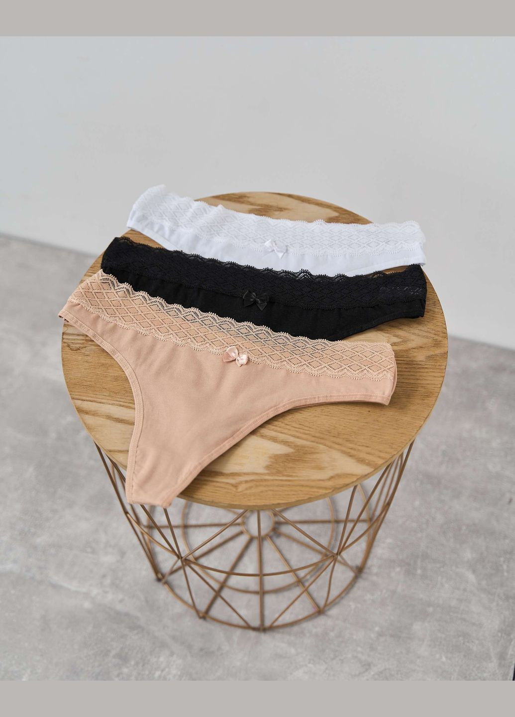 Комплект жіночих трусиків-стрінгів 5 шт Nicoletta (340462283)
