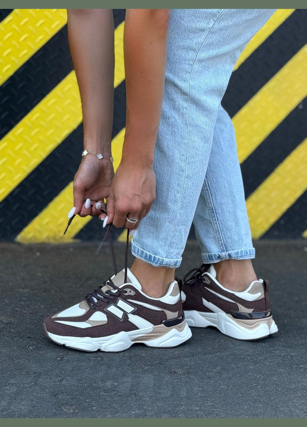 Кольорові жіночі кросівки замш/текстиль білого кольору з шоколадними вставками для бігу кроси спортивні No Brand