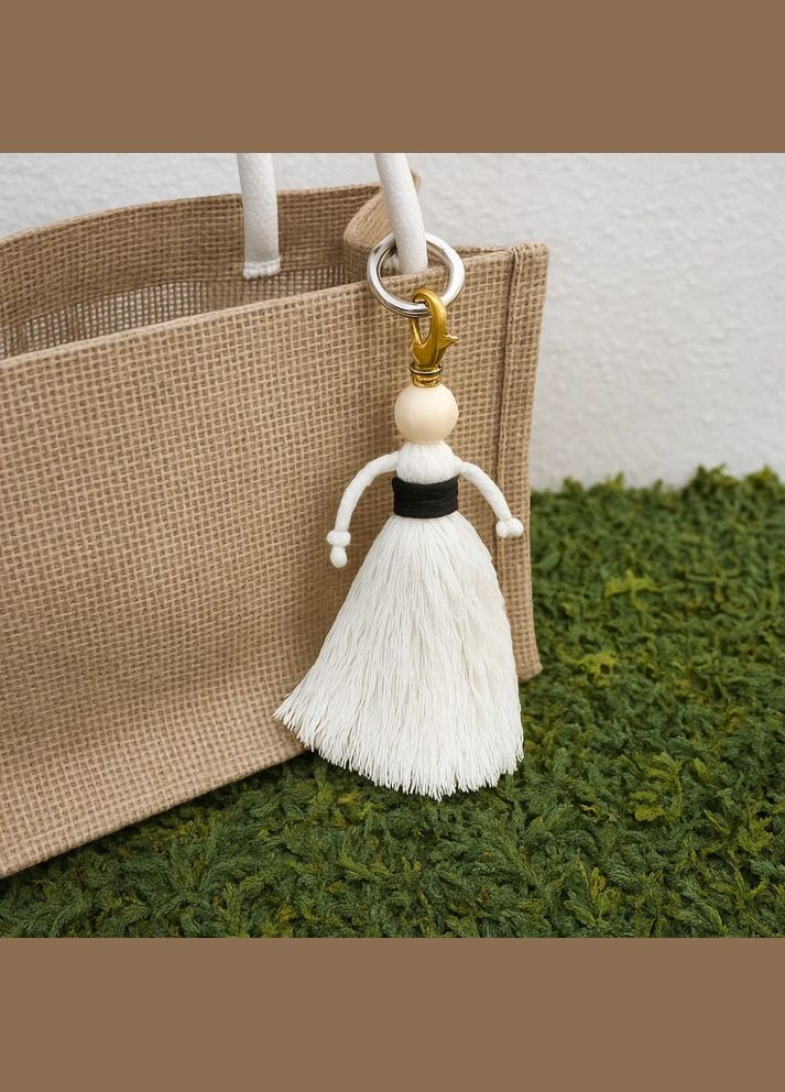 Набір макраме для рукоділля та плетіння брелока «Лялечка» для ключів і аксесуарів білий з чорним No Brand (338854851)