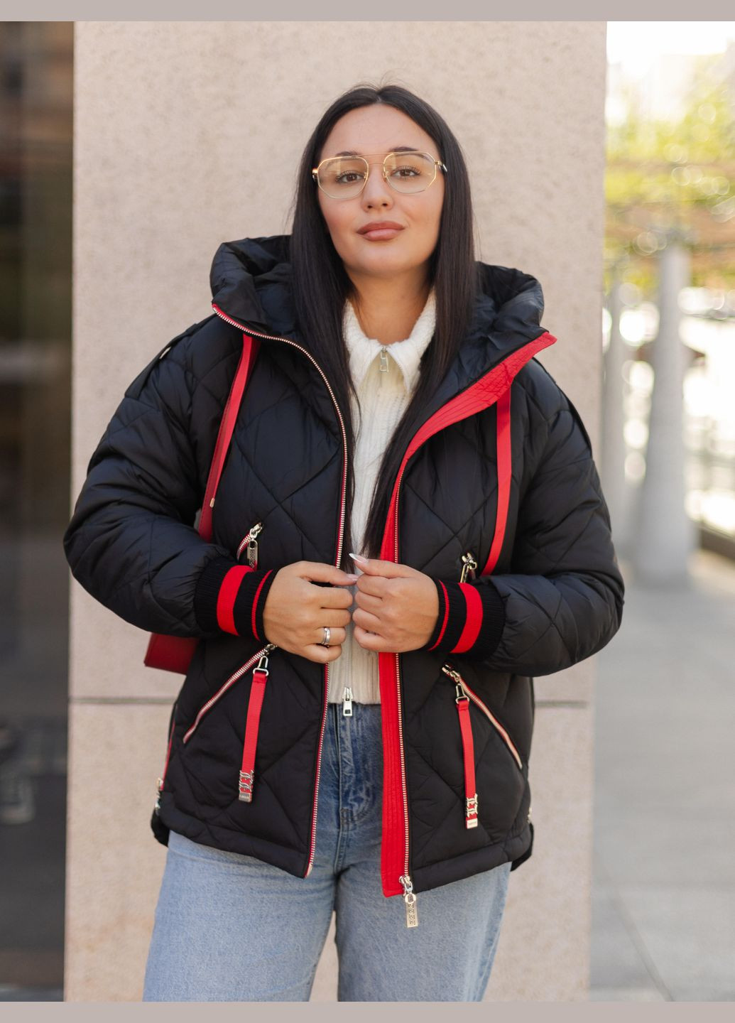 Черная зимняя зимняя женская короткая куртка черная с молочным 122252 Svidni