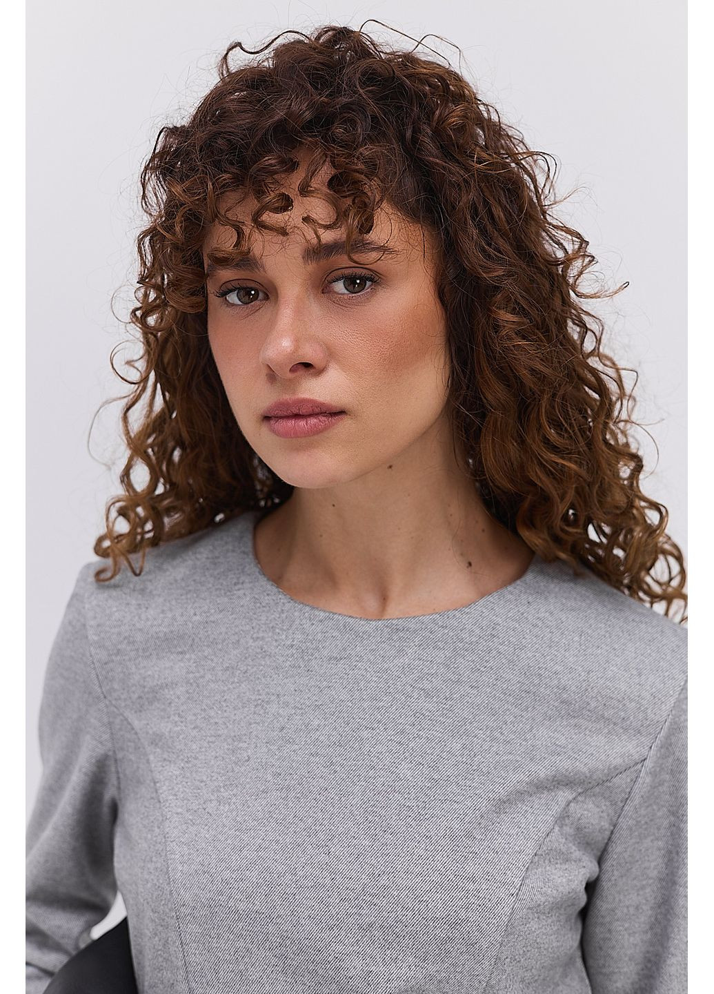 Серое короткое зимнее платье с рельефными швами Arjen