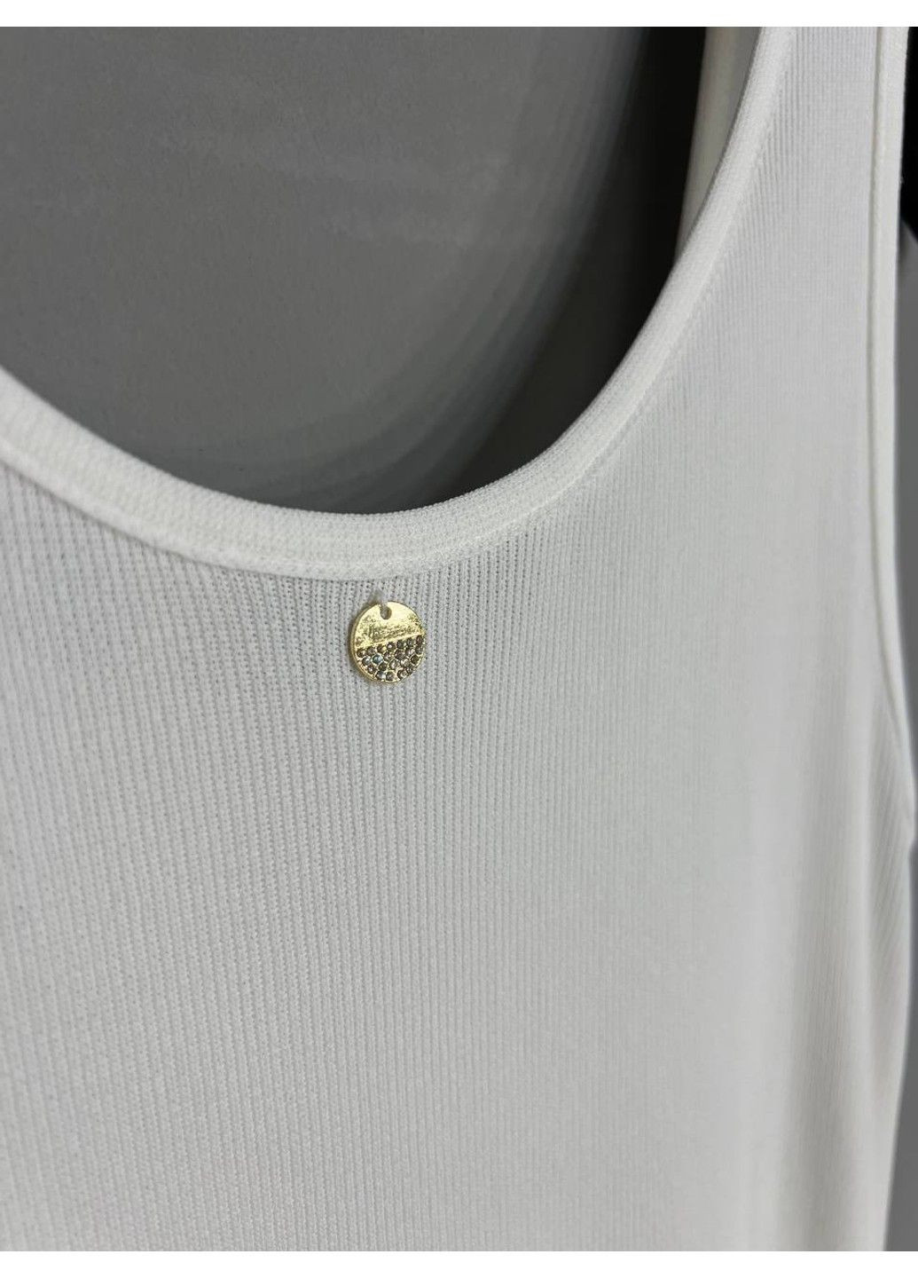 Майка жіноча A-N 2295 в рубчик з кулоном No Brand — 332770638