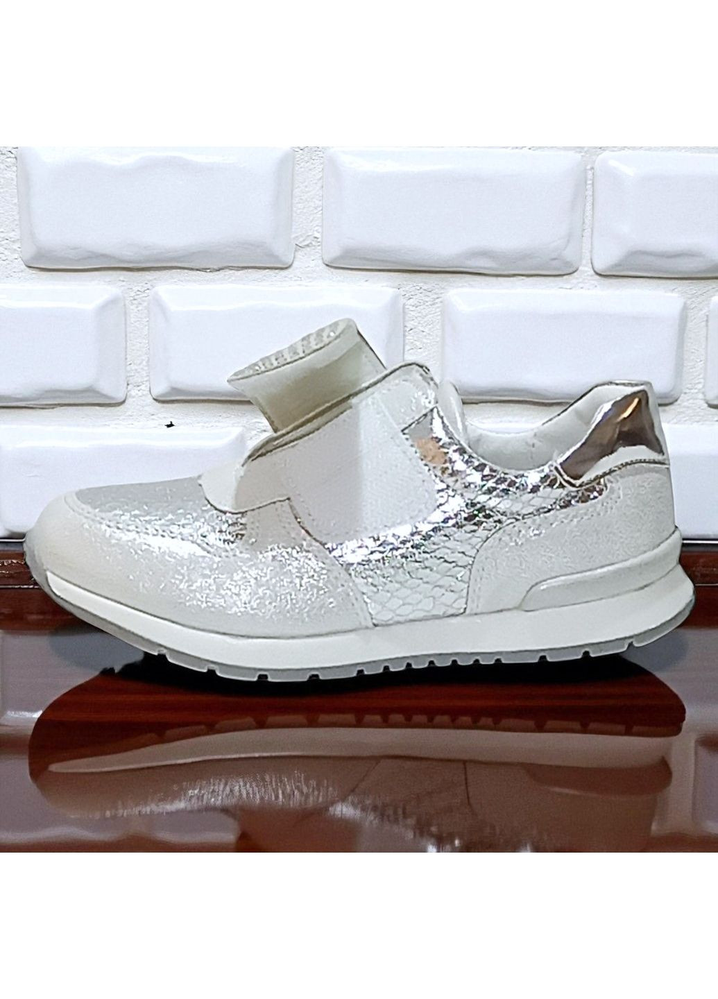 Сріблясті осінні ортопедичні кросівки на липучках для дівчинки клібі Clibee