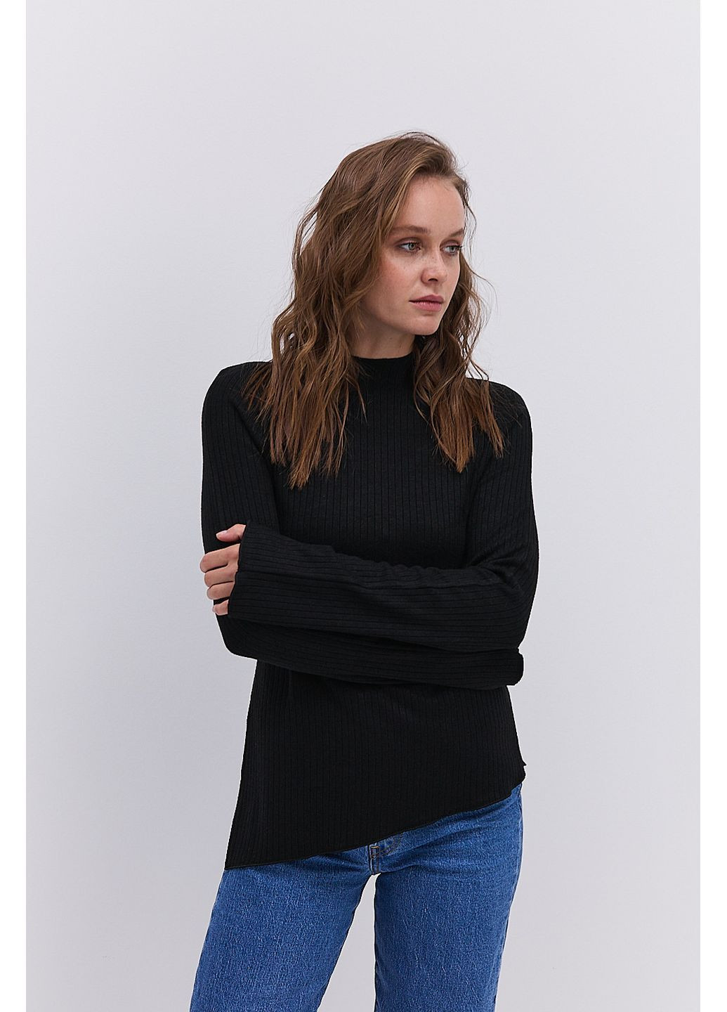 Женский трикотажный лонгслив в черный рубчик с асимметричным низом Arjen (364967537)