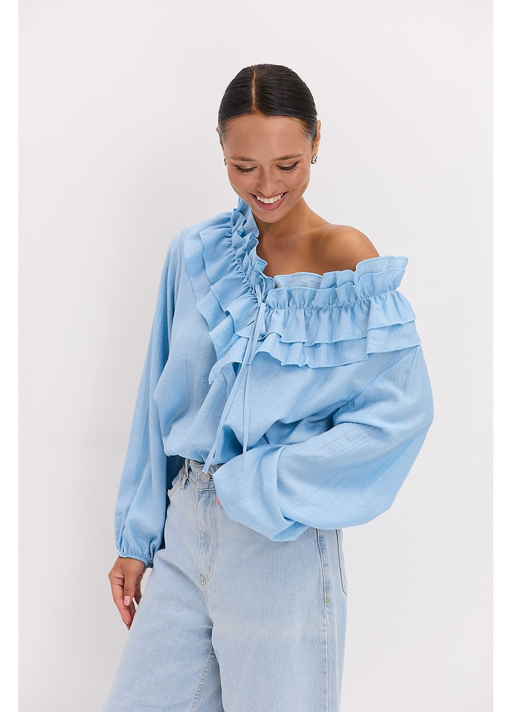 Блакитна жіноча блуза чорна з рюшами на горловині Arjen