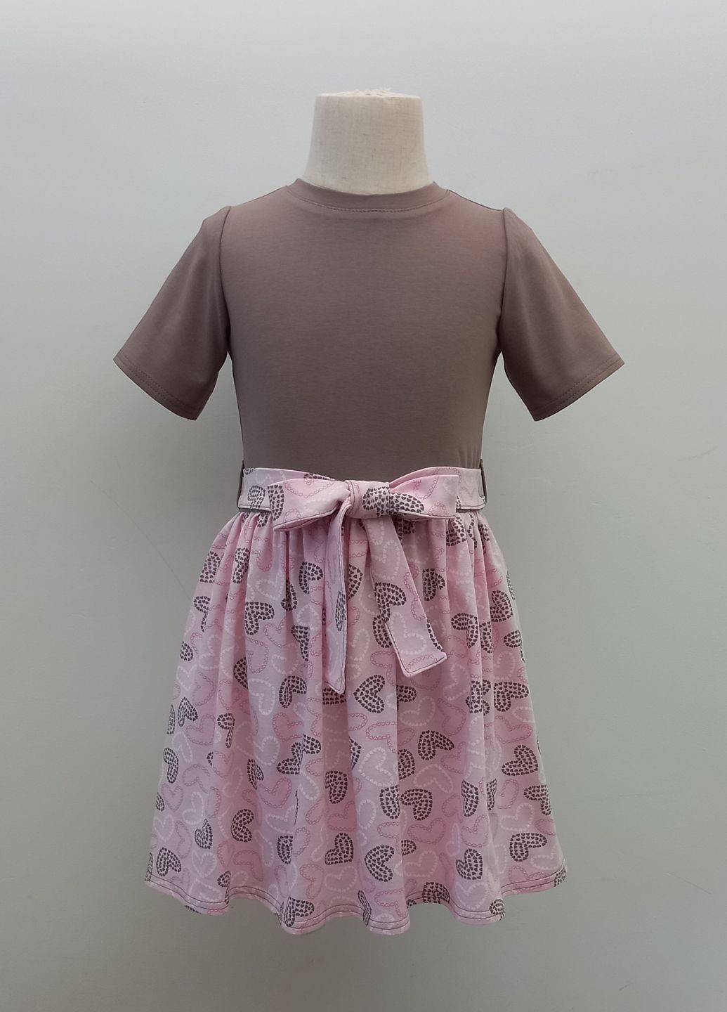 Коричнева сукня трикотажна шоколадні серця на рожевому GEX (292313342)