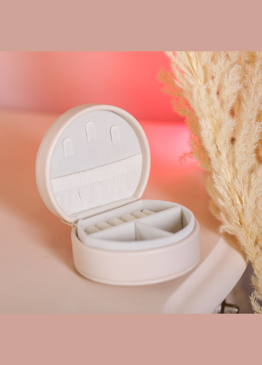 Скринька-органайзер для прикрас дорожня на кнопці 10х9х4.5см молочний Yiwu (327875045)