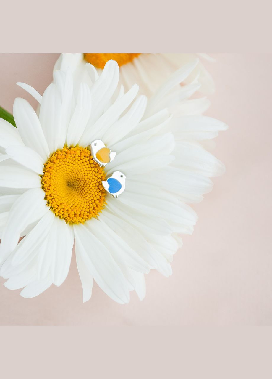 Серьги серебряные пусеты Птички с голубым и желтым сердечком с эмалью Каштан (342334965)