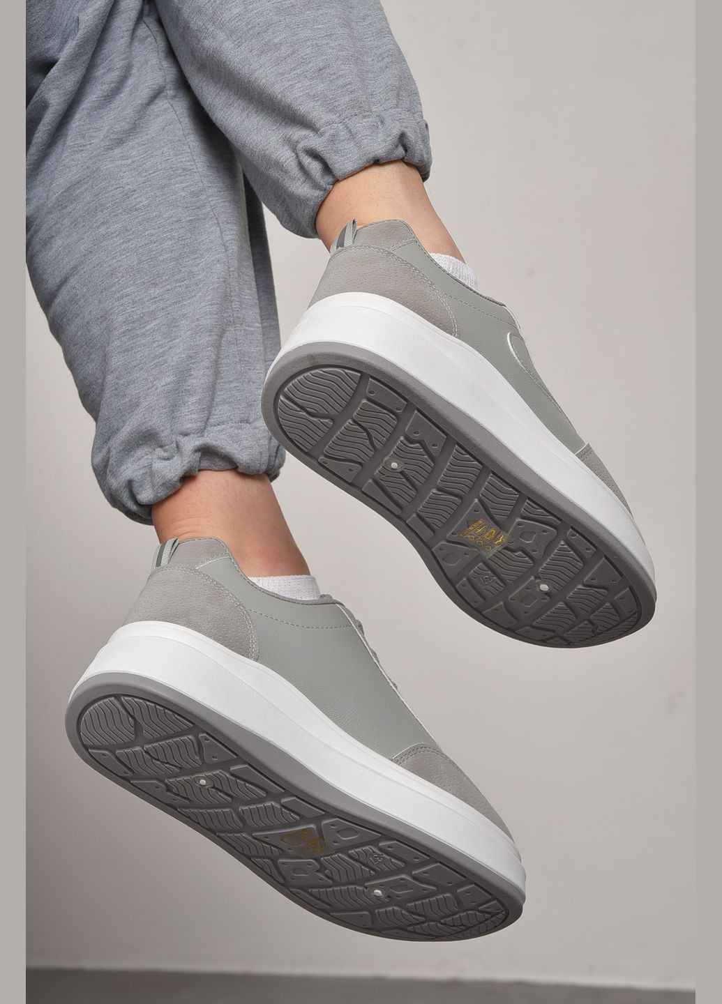 Серые демисезонные кроссовки женские серого цвета на шнуровке Let's Shop