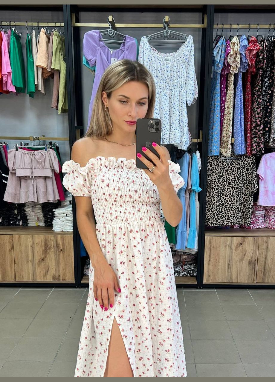 Белое красивое женское платье с корсетом резинка с распоркой на белой ноге с красными цветками. You Best