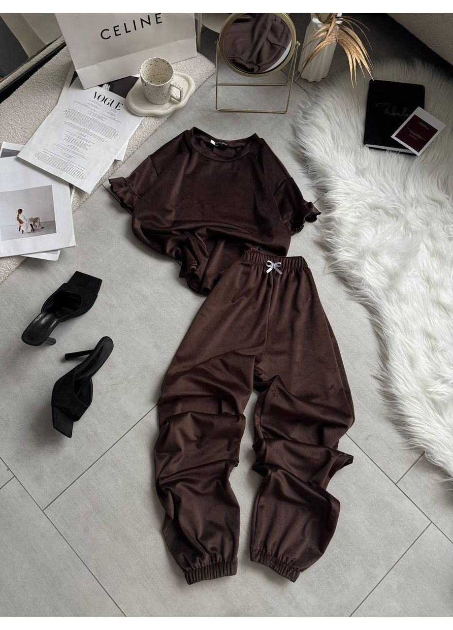 Коричневая всесезон женская велюровая пижама с рюшами: футболка и джоггеры футболка + брюки MonCher