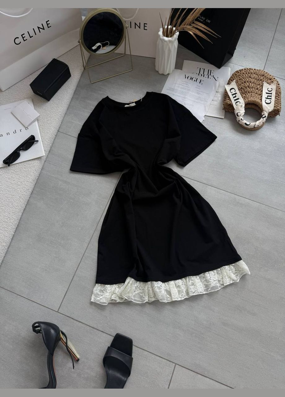 Черное повседневный женское платье-футболка длины мини с кружевным воланом MonCher