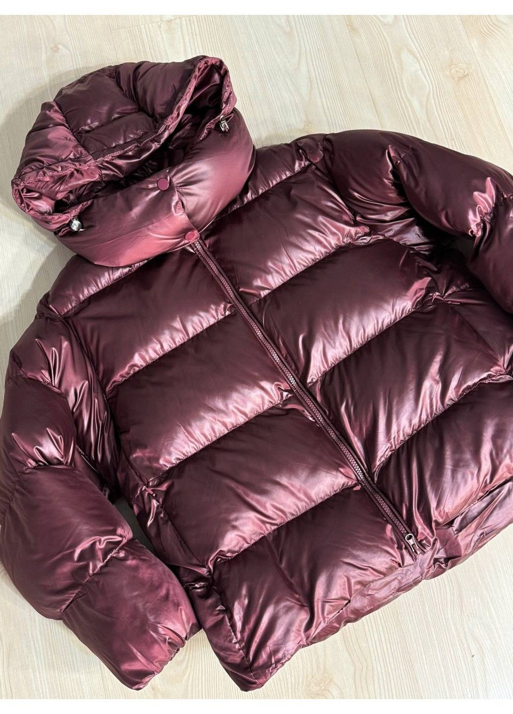 Бордова демісезонна куртка женская 10041 глянцевая пуффер оверсайз с капюшоном бордова Lady yep