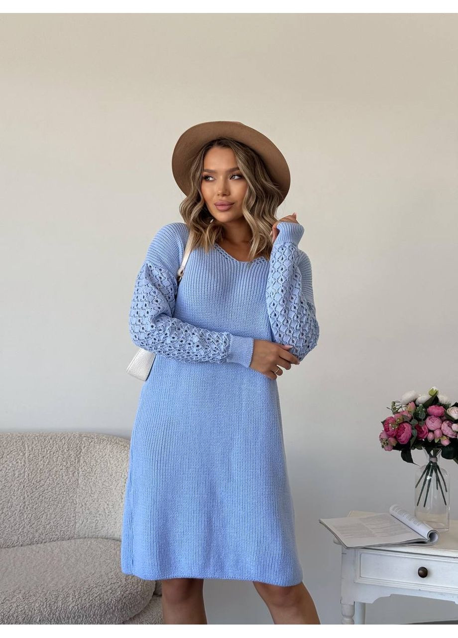 Блакитна в'язана сукня з ажурними рукавами блакитного кольору 35025 сукня светр No Brand однотонна
