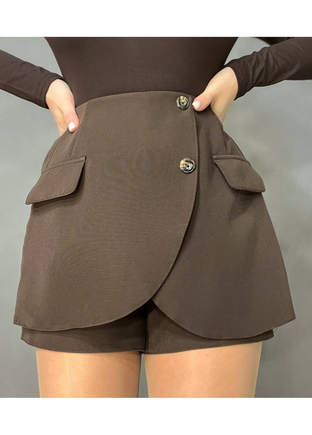 Шорты женские 2426 короткие с юбкой на запах впереди пуговицы коричневые Ariadna (317626501)